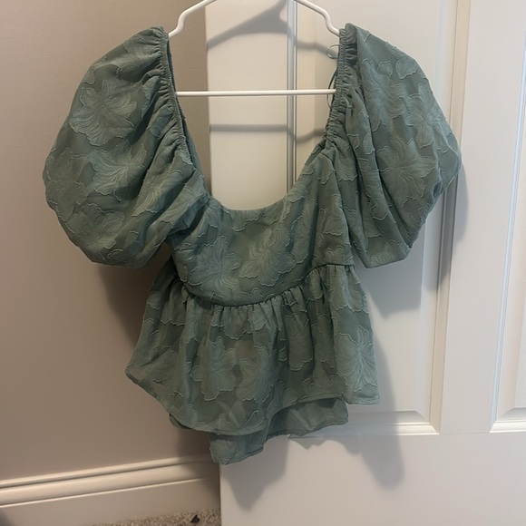 Francesca’s Top, Ties in back, size S - Picture 4 of 4